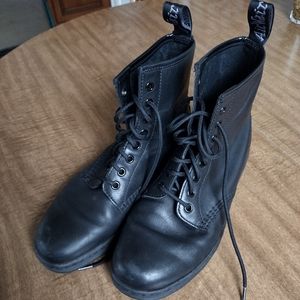 Dr Martens Newton Airwalk women's size 9 (large fit)  Super soft leather!